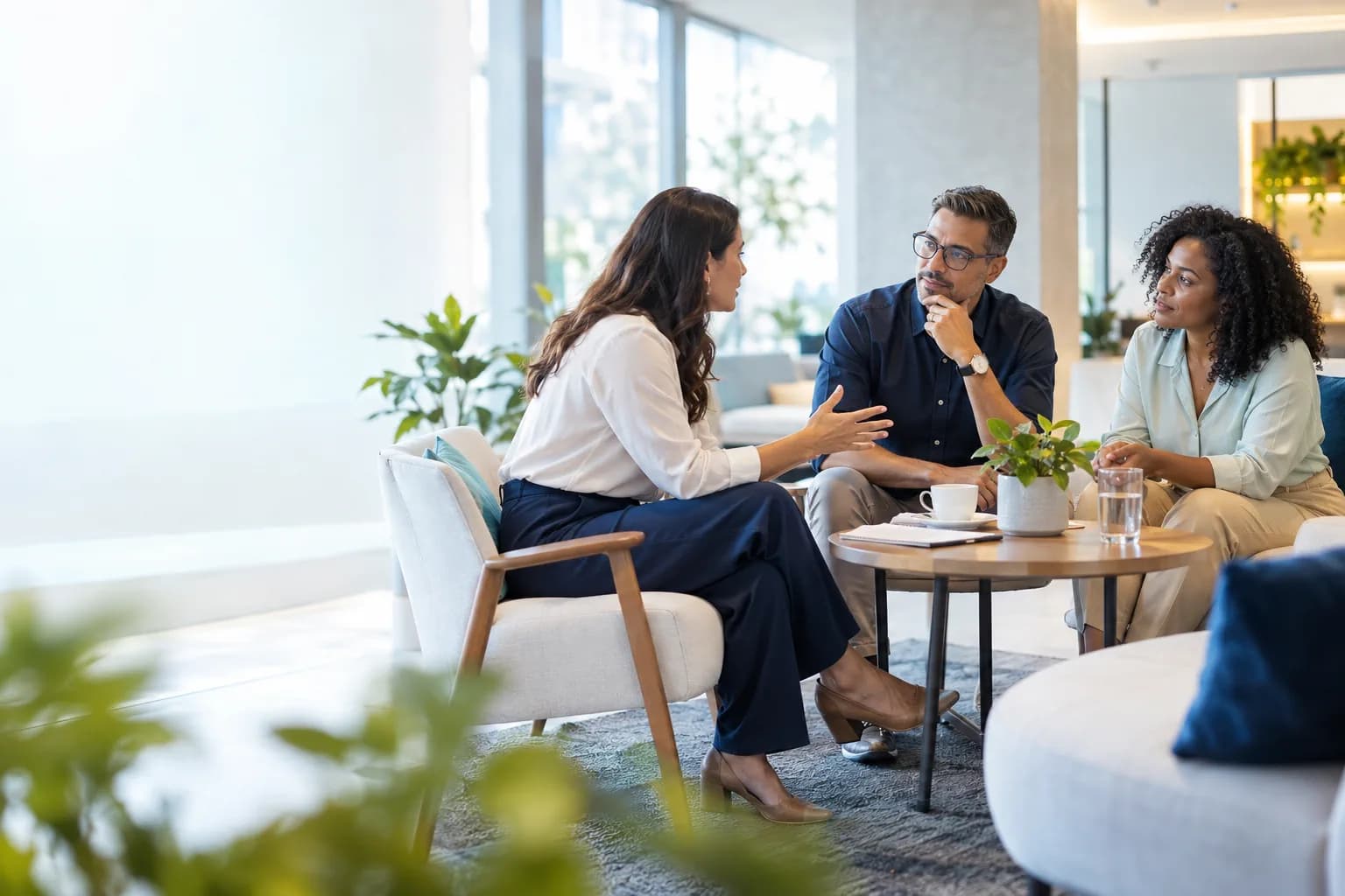 Profissionais conversando em um ambiente de trabalho